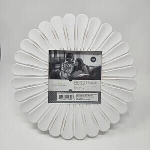 White scalloped flower wood Photo Frame for 4x4 photo Threshold